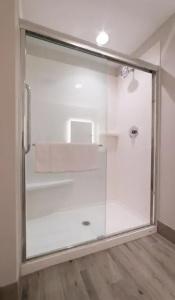 Holiday Inn Express & Suites Beach Beachfront by IHG - 53