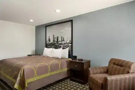 Super 8 by Wyndham Houston/Dtwn/I-610 - 4