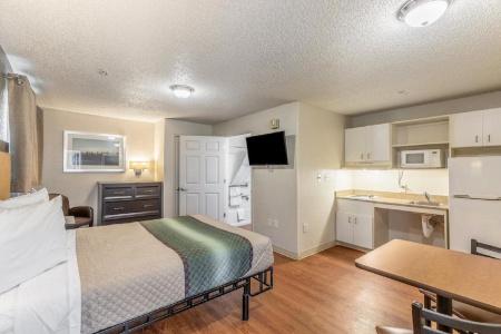 HomeTowne Studios by Red Roof Orlando - Casselberry - 26