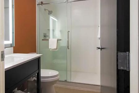 Erie Inn and Suites - 23