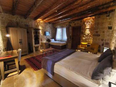 Acropolis Cave Suite - 70
