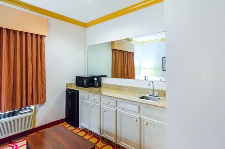 Quality Suites - 25