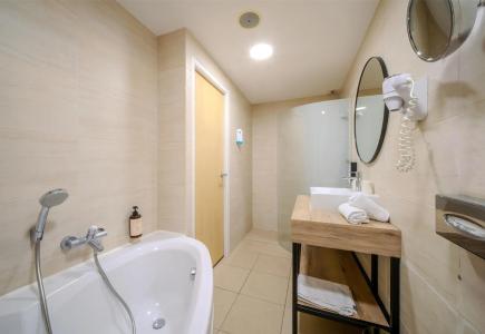 Campanile Montpellier Ouest - Croix D'argent - 50