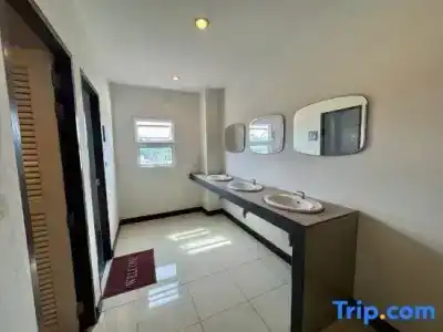 Ananas Phuket Central Hostel - 34