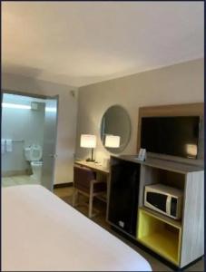 Days Inn by Wyndham Airport Fair and Expo Center - 20