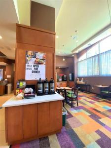 Fairfield Inn Cal Expo - 18