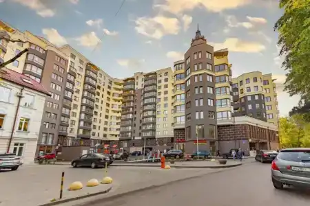 на улице Космонавта Леонова - 19