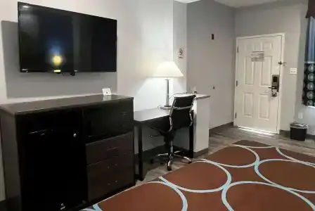 Super 8 by Wyndham Houston North I-45 - 34