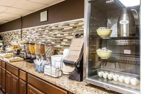 Econo Inn and Suites - 10