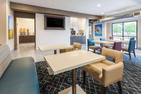 La Quinta by Wyndham Airport - 2