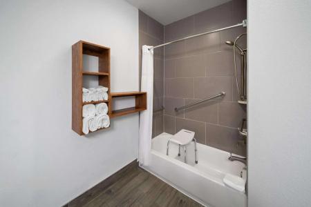 Days Inn & Suites by Wyndham Medical Center - 9