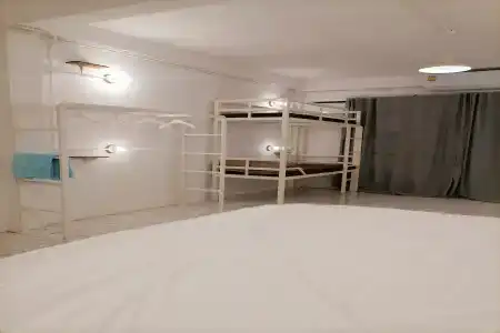 8 Sleeper Street Hostel - 3