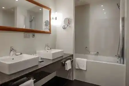 DoubleTree by Hilton Bratislava - 39