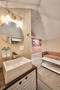 The Historic Peninsula Inn - 119