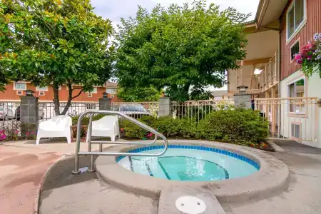 Econo Inn & Suites - - 14