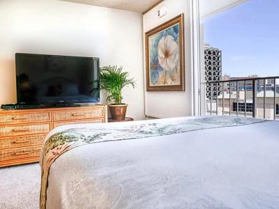 Tropical Studios At Marine Surf Waikiki - Free Parking - Best Location - Full Kitchen - Swimming Pool - 95