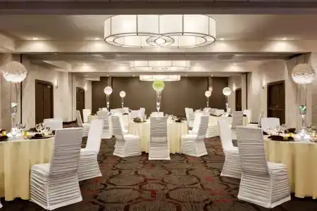 DoubleTree by Hilton Toronto Airport West - 17