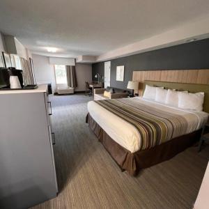 Country Inn & Suites by Radisson, South, TN - 37