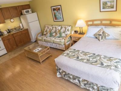 Tropical Studios At Marine Surf Waikiki - Free Parking - Best Location - Full Kitchen - Swimming Pool - 170