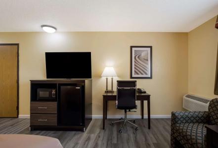 Quality Inn & Suites Airport - 43