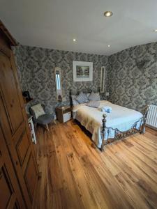 Donnybrook Hall - 4