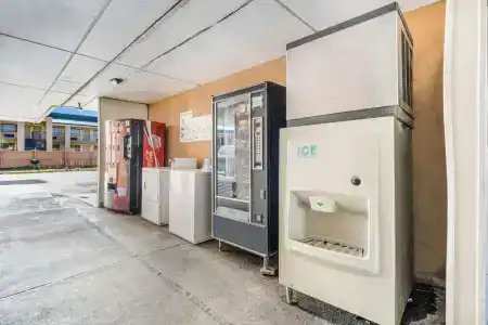 Econo Inn & Suites - 13