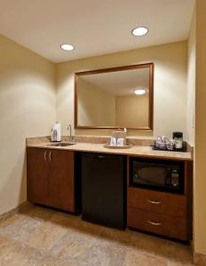Hampton Inn & Suites/University Area - 36