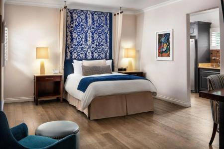 Triada, Autograph Collection - 65