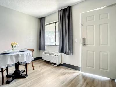 TraveSuites by Wyndham East Gate Orange - 45