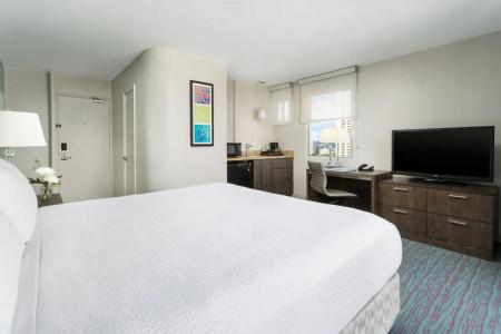 Courtyard by Marriott Waikiki Beach - 3