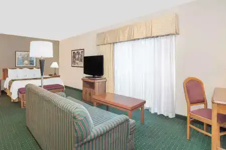 Hawthorn Suites - 4