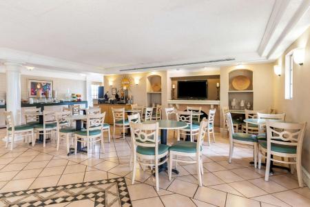 La Quinta Inn By Wyndham West - 15