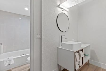 TraveInn & Suites by Wyndham Airport - 8