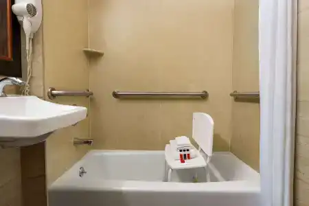 Days Inn by Wyndham Long Island City - 7