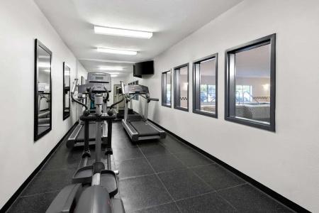 Country Inn & Suites by Radisson, West, KS - 14