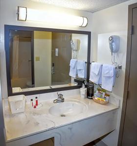Super 8 by Wyndham/Andy Williams Theatre - 16