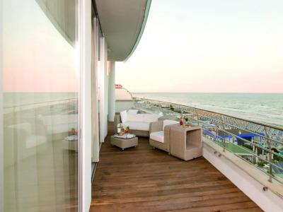 Waldorf- Premier Resort - 200