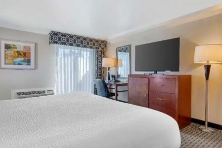 Best Western Plus Marina Shores - 59