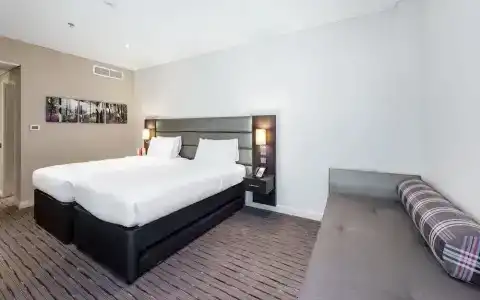 Premier Inn Airport - 4