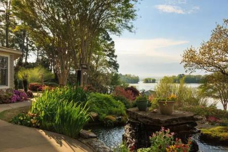 Lookout Point Lakeside Inn - 82