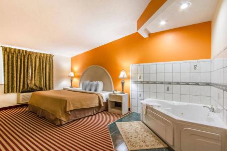 Econo Inn and Suites - 7