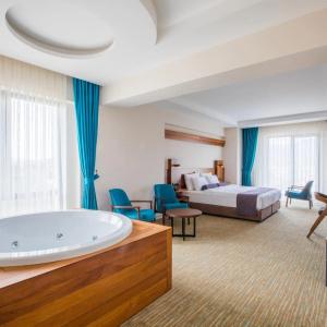 Karpalas City & Spa - 35