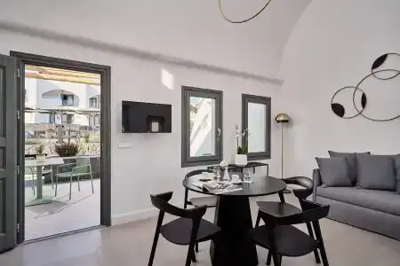 Alleys Boutique & Spa - 200