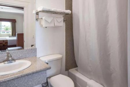 Rodeway Inn & Suites - - 52