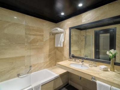 H10 Marina Barcelona - 31