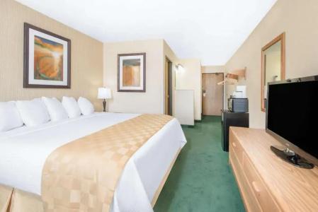 Days Inn & Suites by Wyndham 19th Ave/Airport Dome - 17