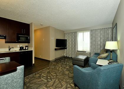 Hampton Inn & Suites by Hilton-Airport - 3