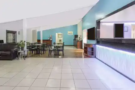 Days Inn by Wyndham Virginia Beach Town Center - 10