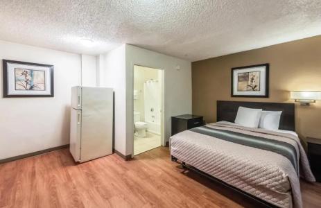 HomeTowne Studios by Red Roof Orlando South - 47