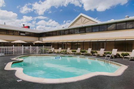 Ramada by Wyndham Boston - 12